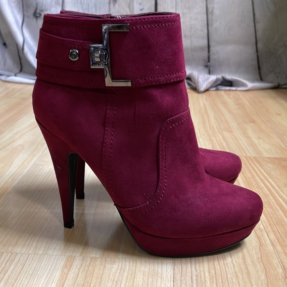 G By Guess Super Sexy Suede Burgundy Ankle Boots With Side Zip Size 9W - Picture 3 of 7